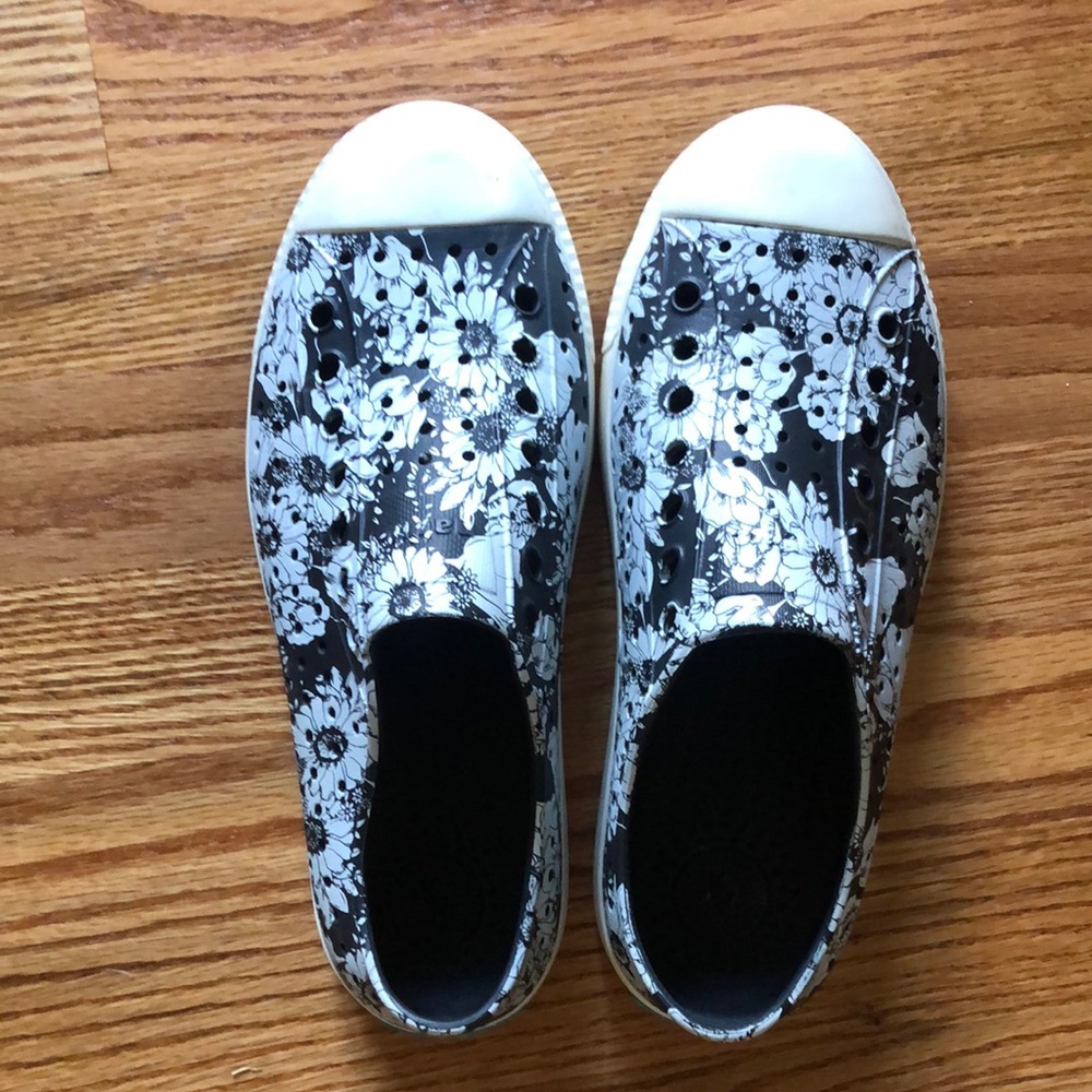 Native Black and White floral like new